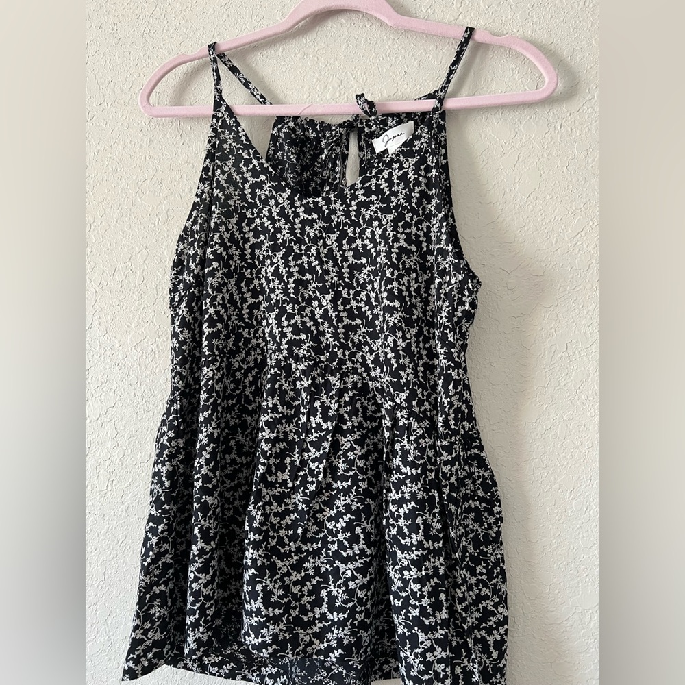 Sleeveless top. Size M